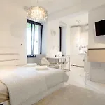 White With Ac By Kovee Apartment